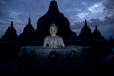 Statue of building against sky