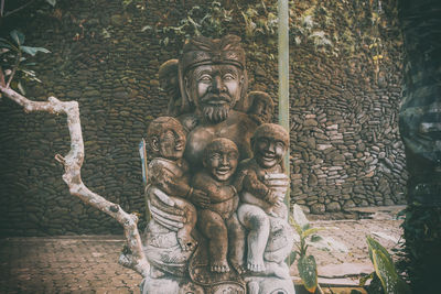 Statue of statues on tree