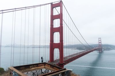 Golden gate bridge over river in city