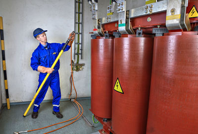 Man working with blue umbrella