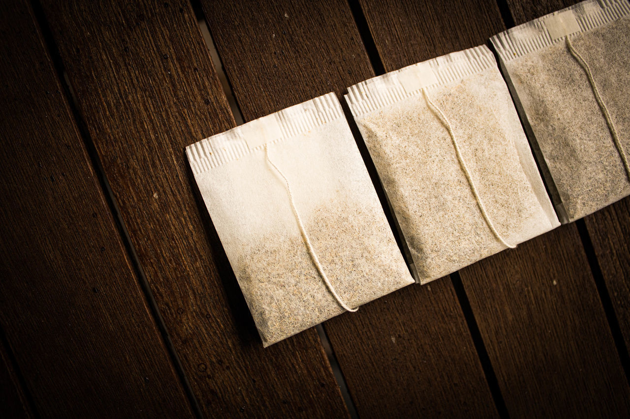 HIGH ANGLE VIEW OF PAPER ON TABLE AGAINST WHITE BACKGROUND