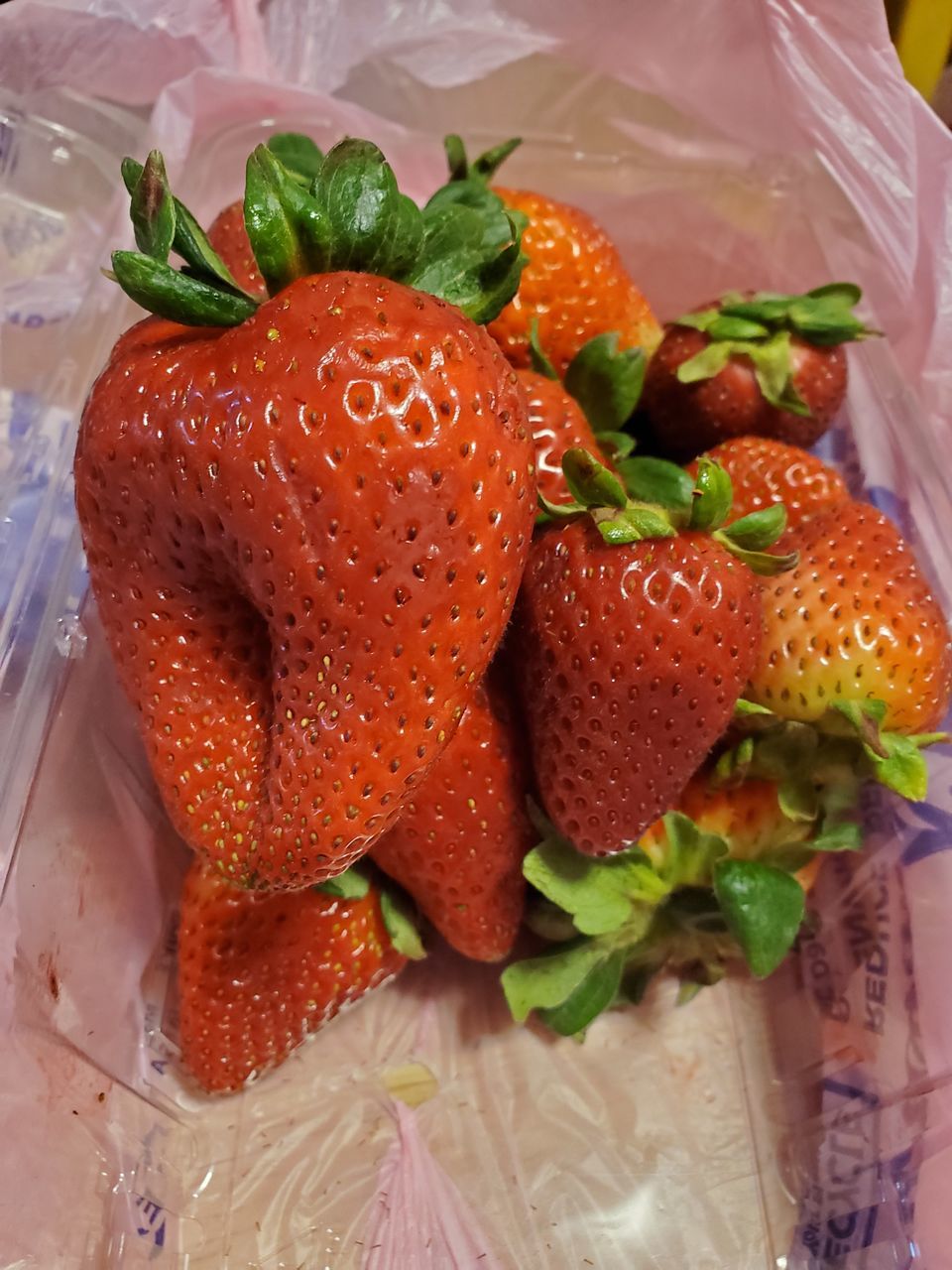 HIGH ANGLE VIEW OF STRAWBERRIES AND SALAD