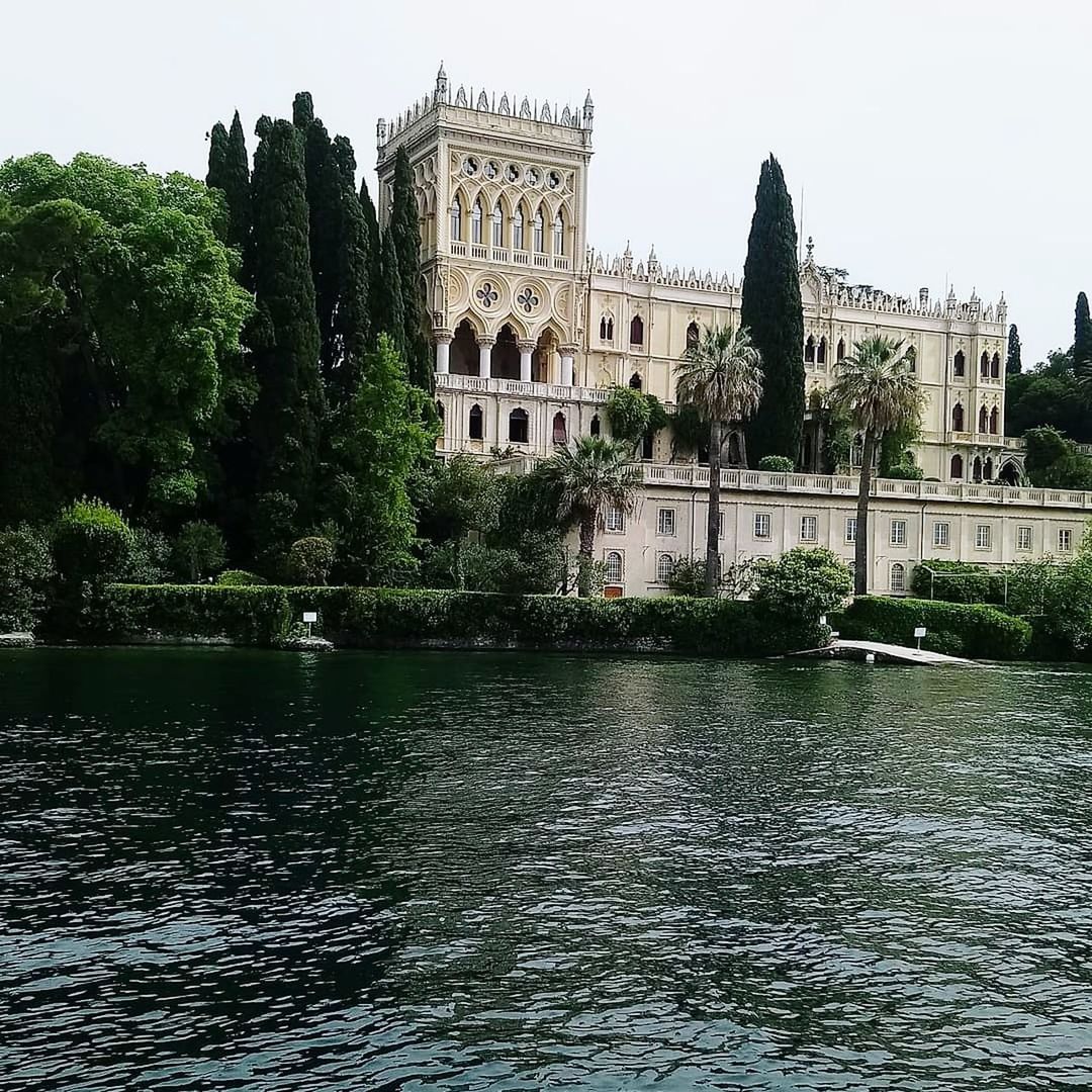 architecture, built structure, water, building exterior, travel destinations, river, tree, history, the past, plant, nature, sky, château, travel, tourism, city, building, waterway, no people, clear sky, castle, waterfront, day, palace, water castle, outdoors, moat, mansion, government, bridge