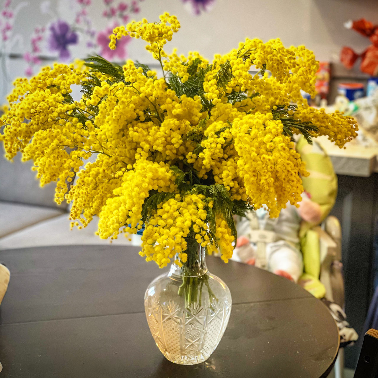 CLOSE-UP OF YELLOW FLOWERS ON TABLE