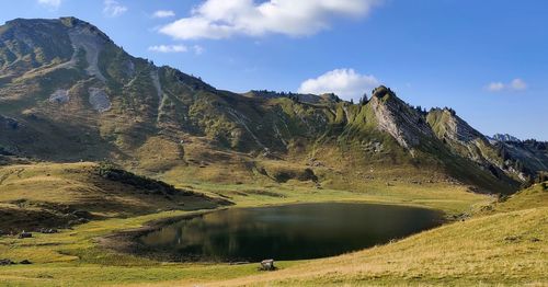 Panoramic view of lake and mountains against sky