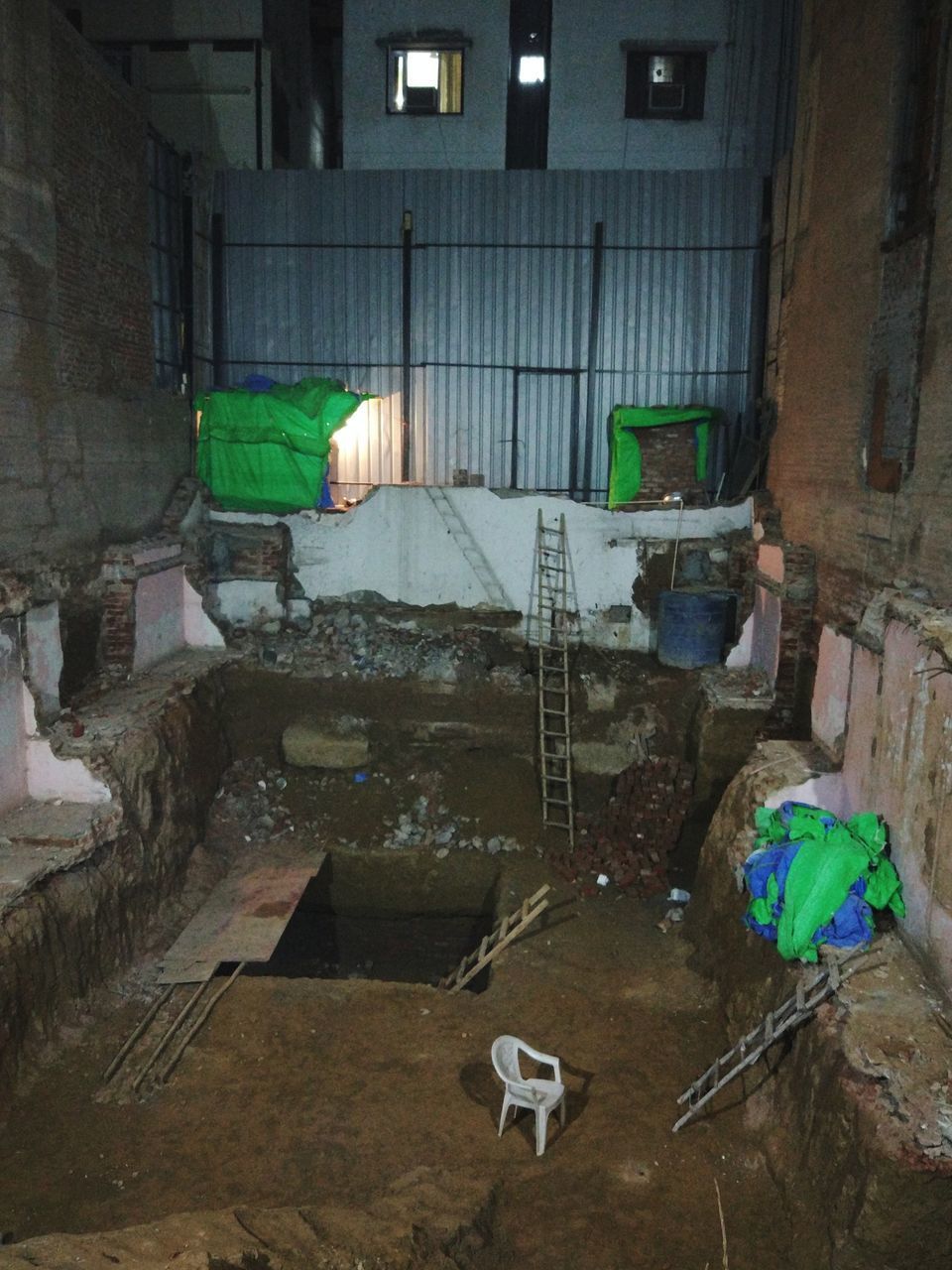 HIGH ANGLE VIEW OF WET WINDOW IN BUILDING