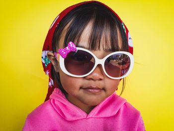 Portrait of a smiling girl wearing sunglasses