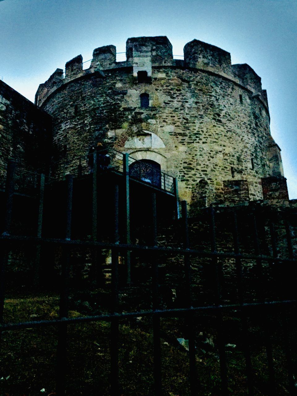 LOW ANGLE VIEW OF OLD RUIN BUILDING AGAINST SKY