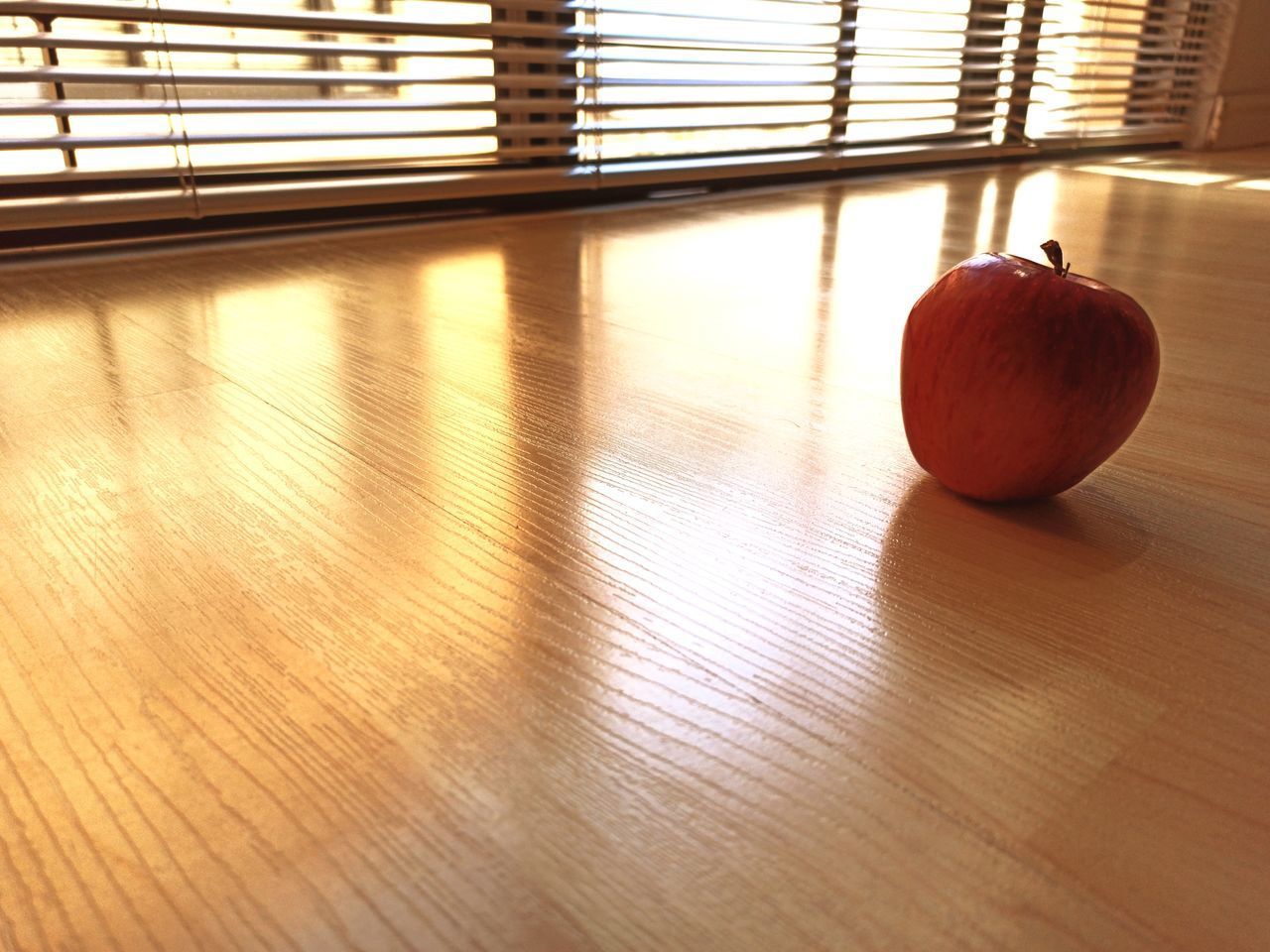 CLOSE-UP OF APPLES ON TABLE