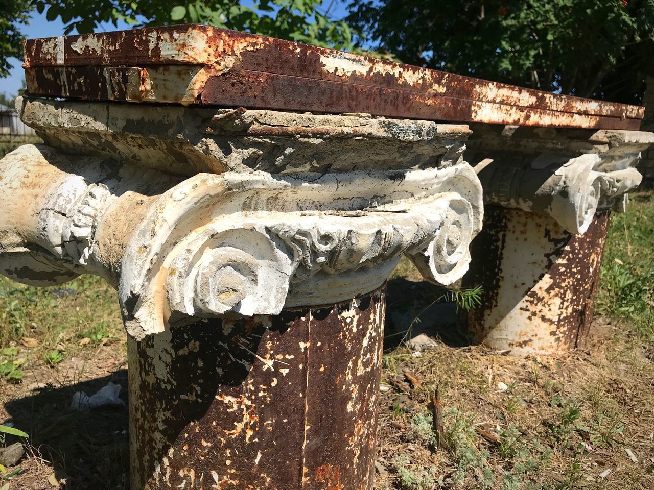 CLOSE-UP OF OLD ABANDONED STATUE