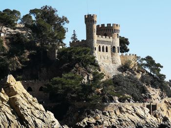 View of old ruin building against sky