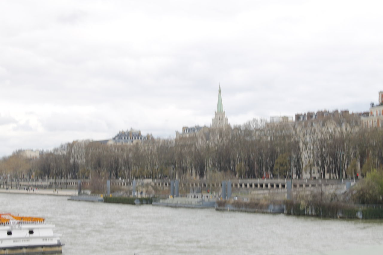 PANORAMIC VIEW OF RIVER AND BUILDINGS IN CITY