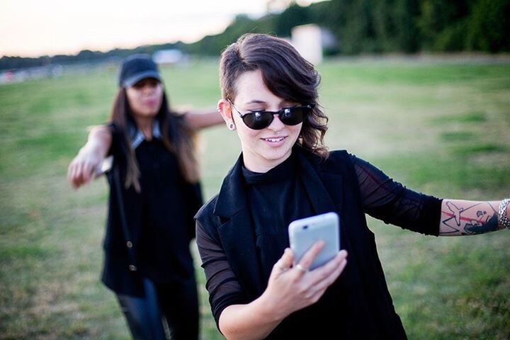 PORTRAIT OF YOUNG WOMAN WEARING SUNGLASSES