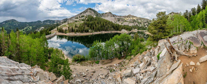 Panoramic view of lake and mountains against sky