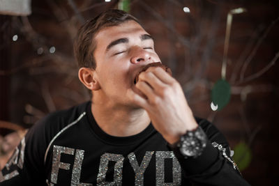 Man eating cake in home