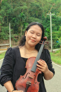 Young woman playing violin