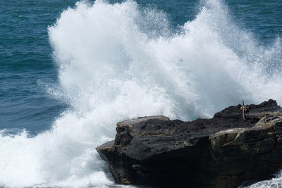 Waves breaking on rocks