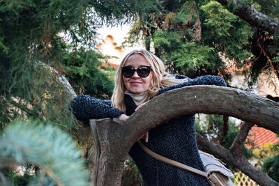 Portrait of young woman in sunglasses