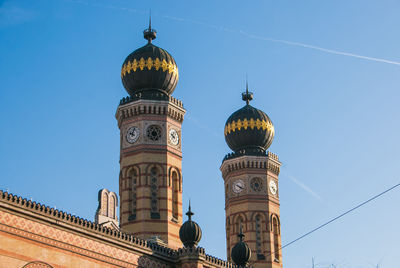 The great synagogue in budapest, also known as a dohány street synagogue