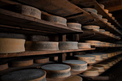 The maturation of cheeses from the orobian alps. of controlled and protected origin
