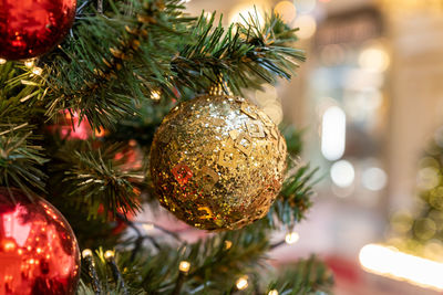Christmas and new year holidays background. christmas tree decorated with golden balls. 