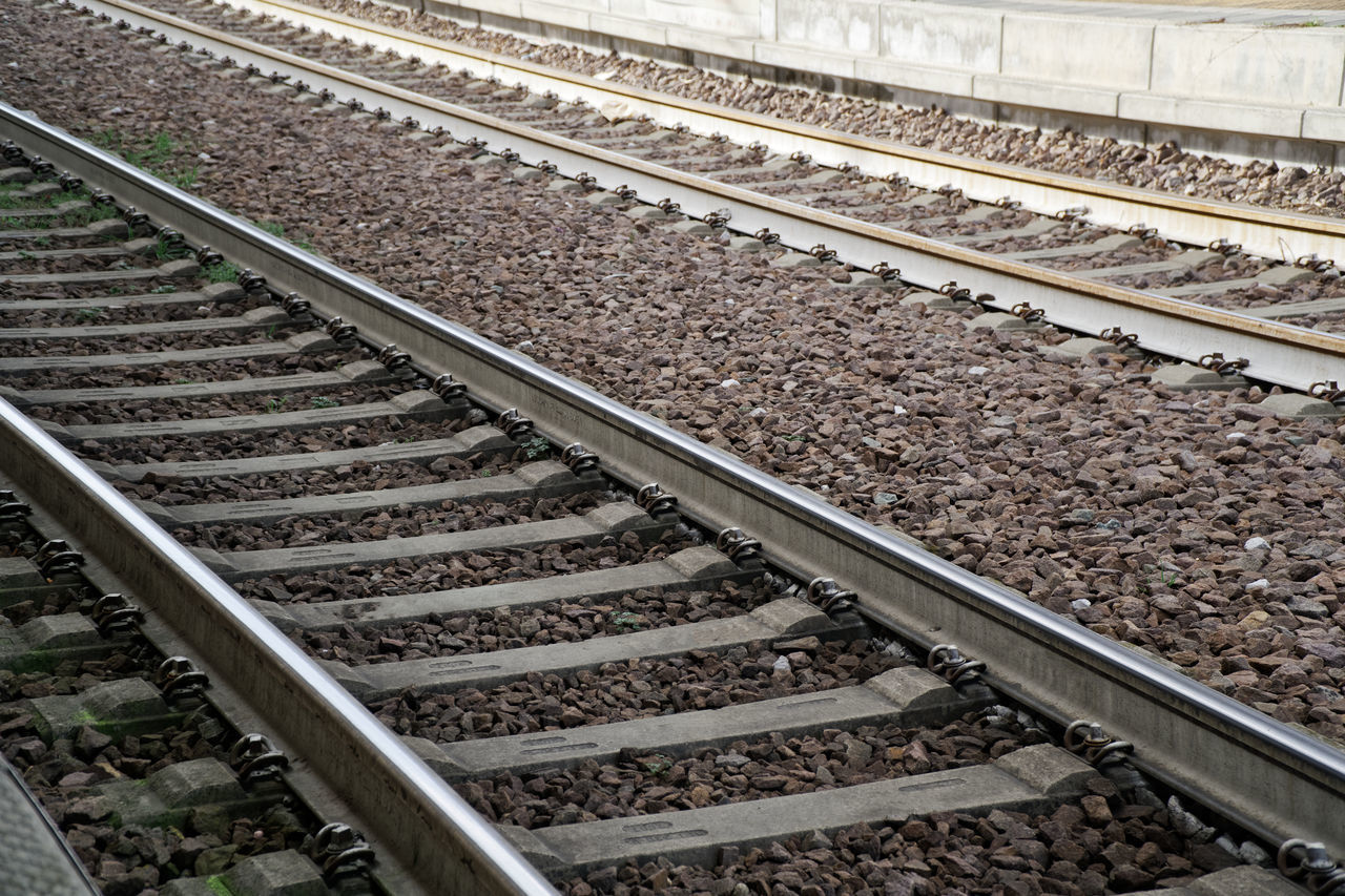 HIGH ANGLE VIEW OF RAILROAD TRACKS ON RAILWAY TRACK