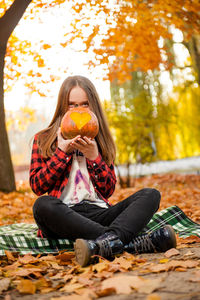 Full length of young woman eating food