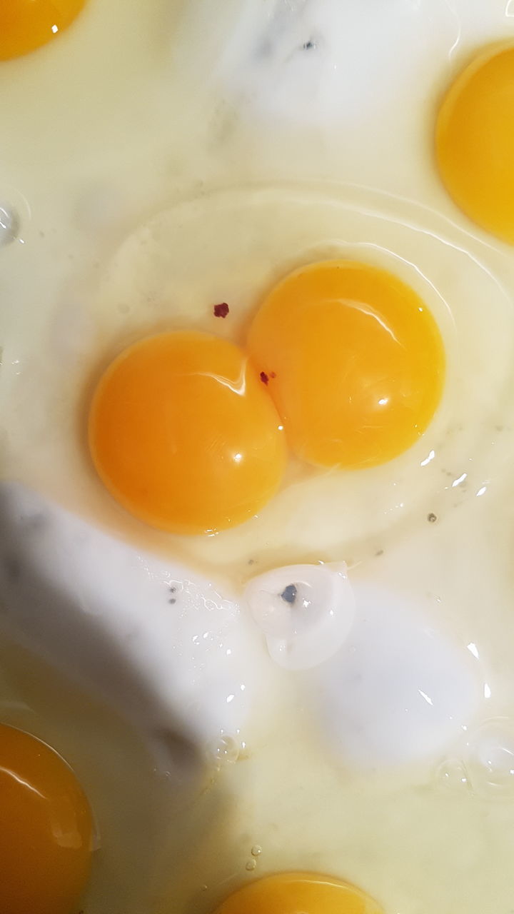 CLOSE-UP OF JUICE ON PLATE