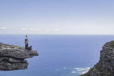 On the edge of a ledge on table mountain. kasteelpoort.