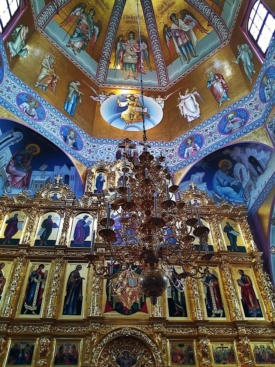 LOW ANGLE VIEW OF ORNATE CEILING