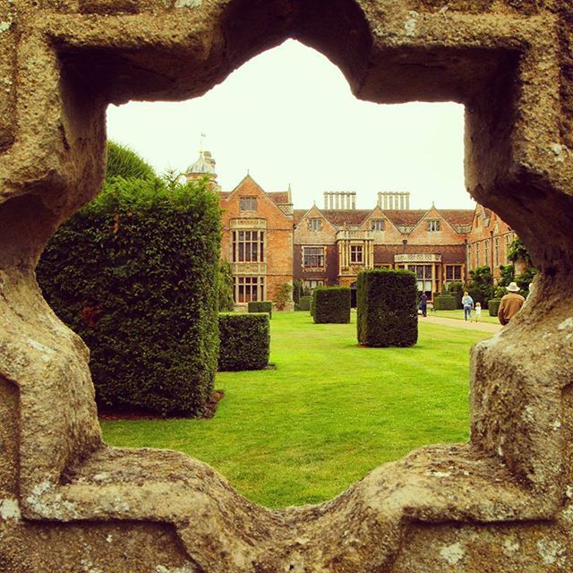 architecture, built structure, building exterior, history, clear sky, grass, the past, tree, famous place, arch, lawn, travel destinations, stone material, ancient, day, green color, sculpture, old, sky, sunlight