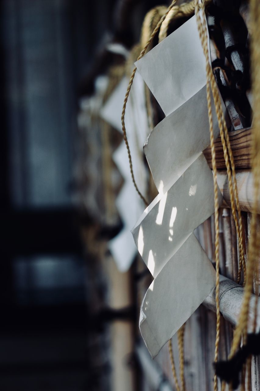 CLOSE-UP OF ROPE TIED UP ON METAL