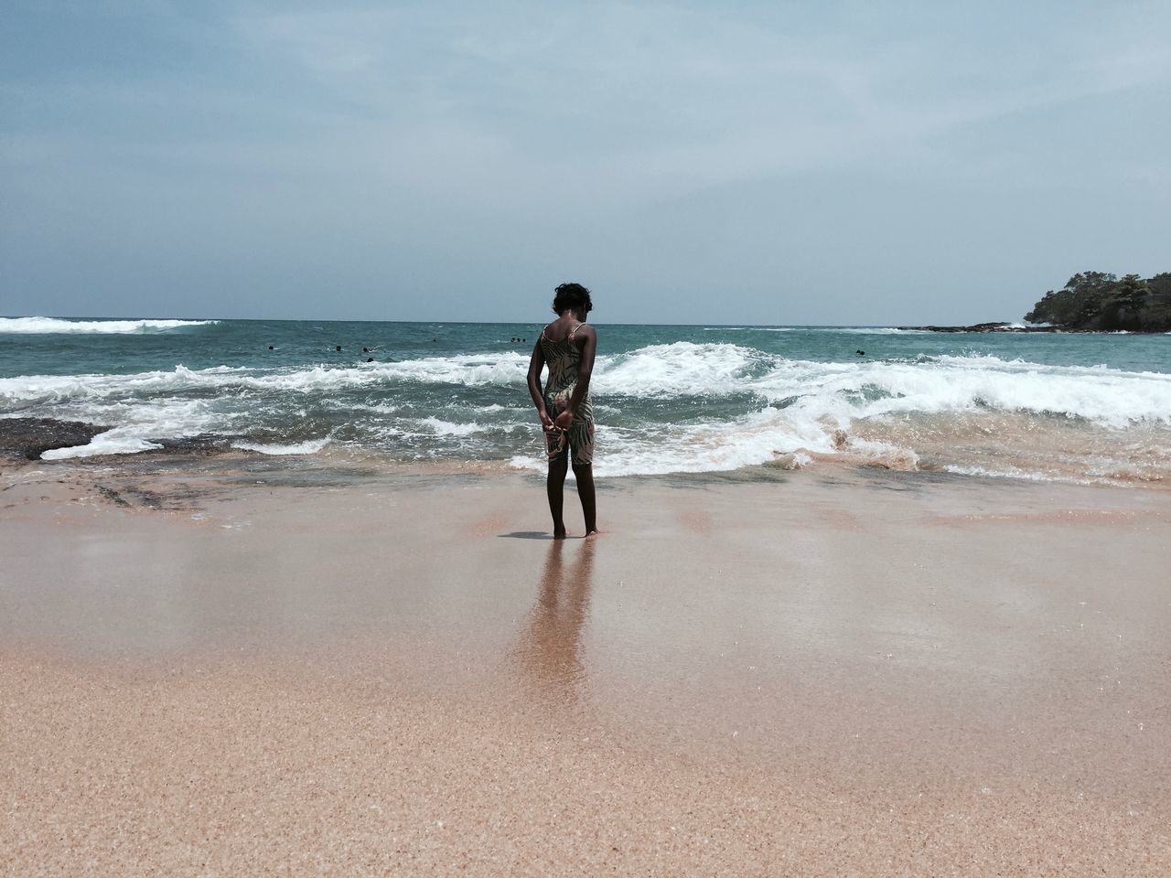 FULL LENGTH OF WOMAN ON BEACH