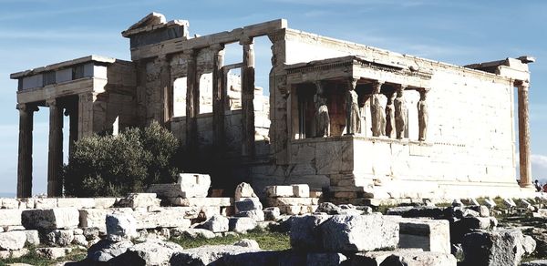 Old ruin building against sky