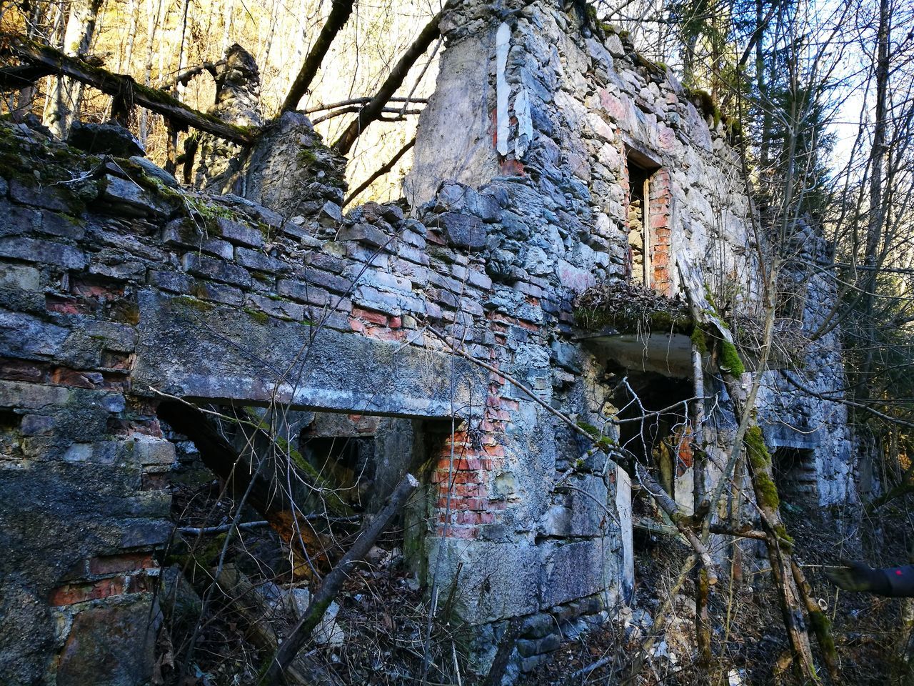 LOW ANGLE VIEW OF ABANDONED BUILT STRUCTURE