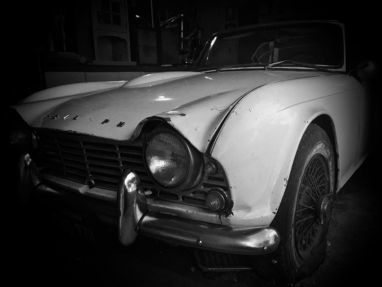 CLOSE-UP OF VINTAGE CAR