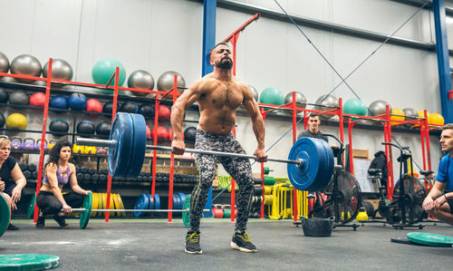 Strong man practicing weightlifting in the gym