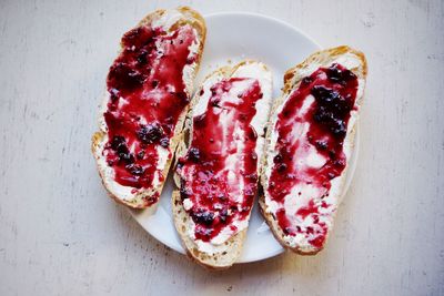 Bread slice with marmalade on plate