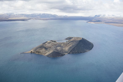 Aerial view sandey island in pingvallavatn lake in thingvellir n