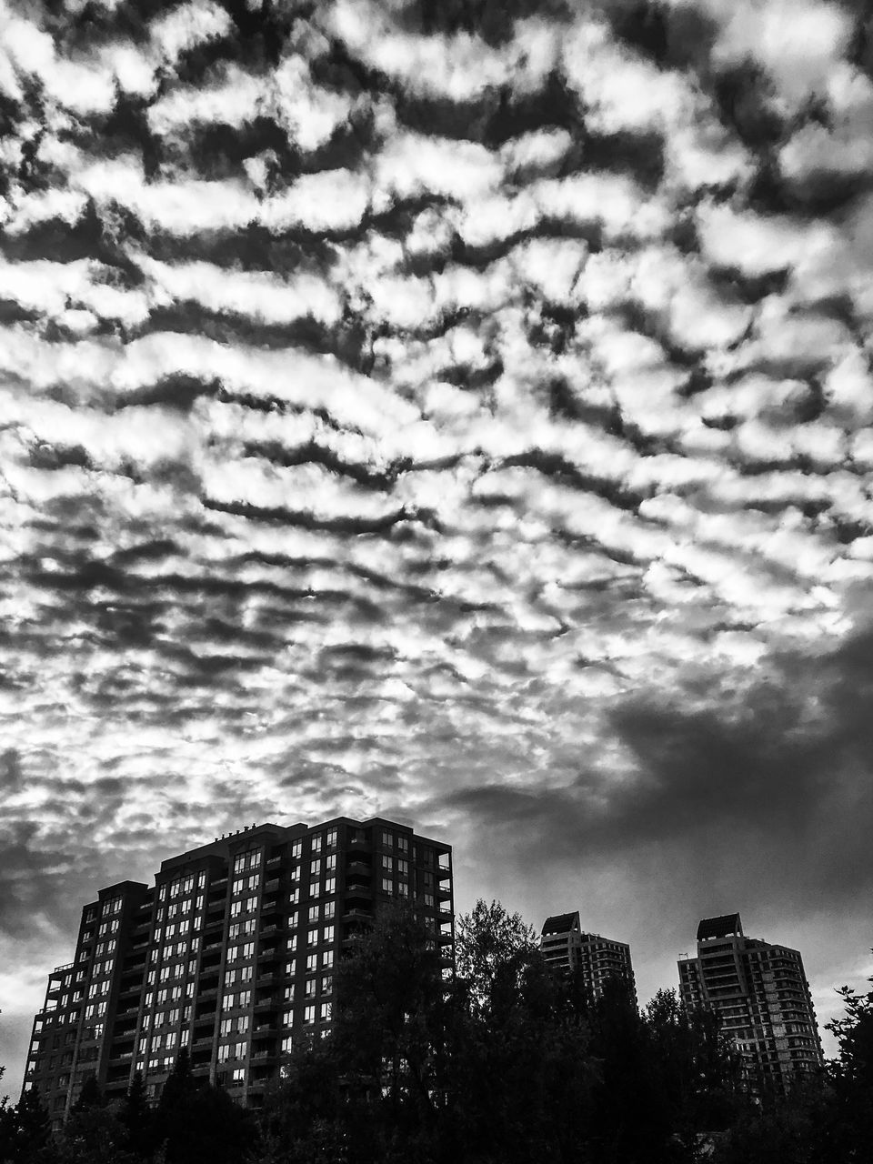 LOW ANGLE VIEW OF MODERN BUILDING AGAINST SKY