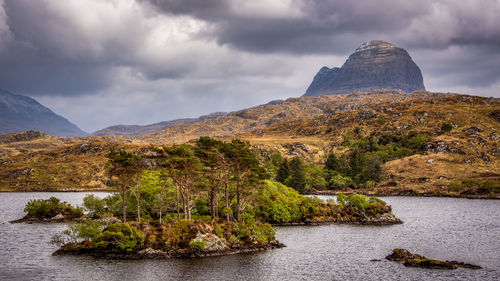 The most famous of all the assynt mountains in northern scotland is the mighty suilven, 