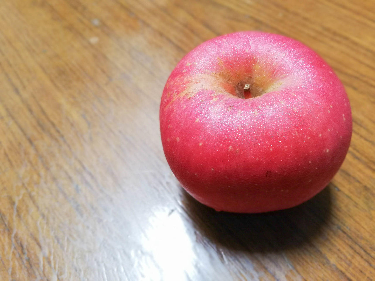 HIGH ANGLE VIEW OF APPLE ON TABLE AT HOME