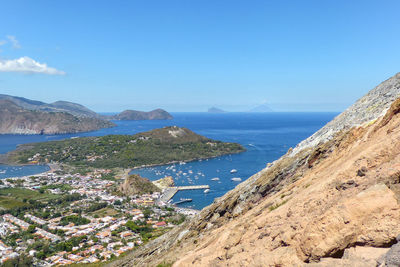 Isole eolie - panorama sull'isola di vulcano e lipari, dal gran cratere di vulcano.