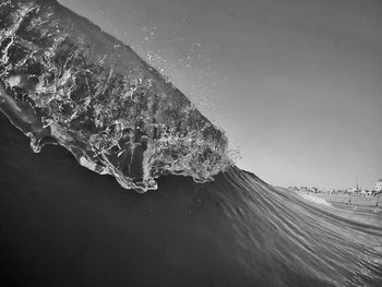 Waves splashing on rocks