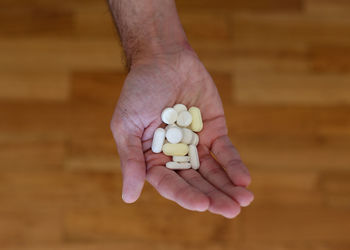 Close-up of hand holding leaf