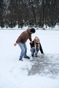 Winter couple activities. winter date ideas to cozy up. cold season dates for couples. young couple