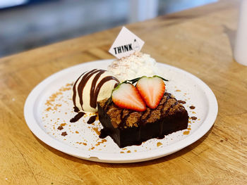 Close-up of chocolate cake in plate on table