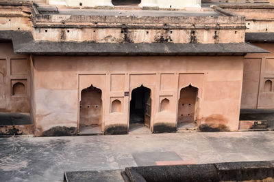 Beautiful view of orchha palace fort, raja mahal and chaturbhuj temple from jahangir mahal, orchha