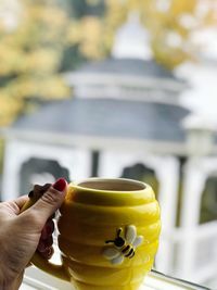 Close-up of woman hand holding coffee cup