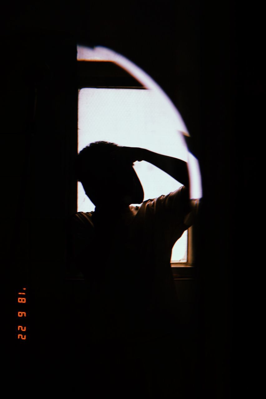 one person, real people, indoors, dark, leisure activity, lifestyles, headshot, domestic room, silhouette, window, portrait, copy space, holding, men, unrecognizable person, hand, women, illuminated, darkroom